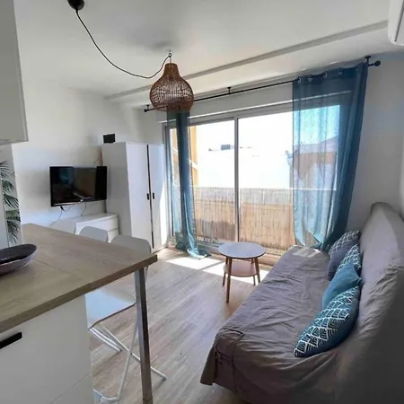 For 4 People Near The With Air Conditioning דירה